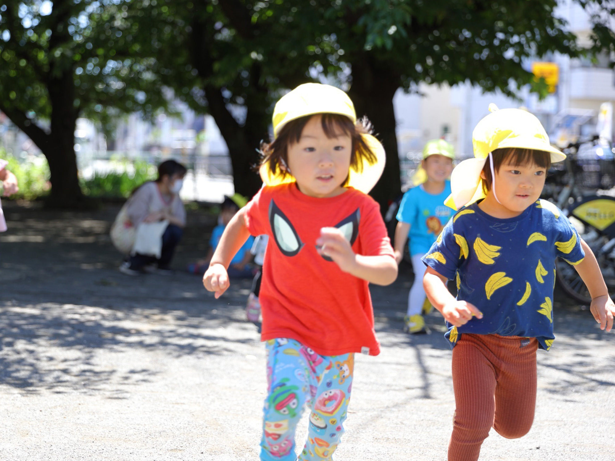 写真：工作する園児と保育士